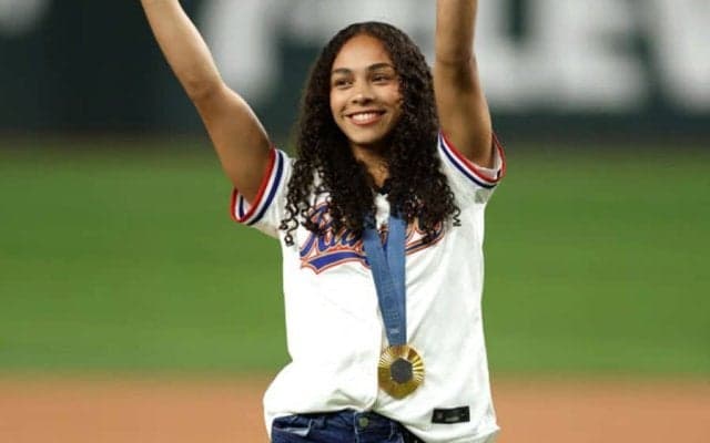 “世界一”の16歳少女が驚愕始球式　宙に浮いた1枚に驚き「クレイジーだ」
