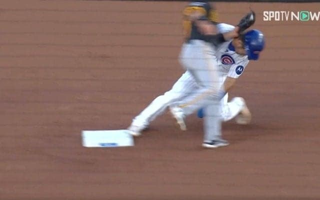 鈴木誠也が「パンチされた！？」“予期せぬハプニング”発生　頭に“強烈タッチ”直撃で「危なすぎ」