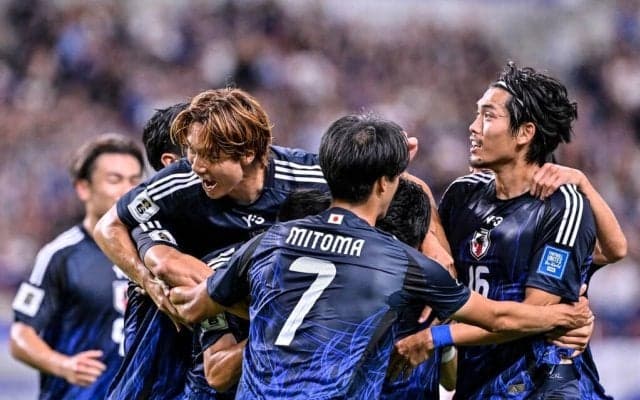 「めちゃくちゃきれいでスゴい!!!」日本代表戦のスタジアム上空での「ドローンショー」が綺麗＆スゴいと絶賛！ 色鮮やか＆細かなデザインに「こんな時代になってるんだな すごい」の声