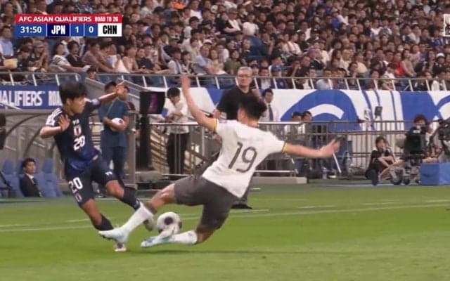 鳥肌！久保建英、ジャンプしながら “股抜き” でスライディングタックルをかわした決定的瞬間「どこ通してん」「エグすぎだろ」奇跡のプレーが話題沸騰