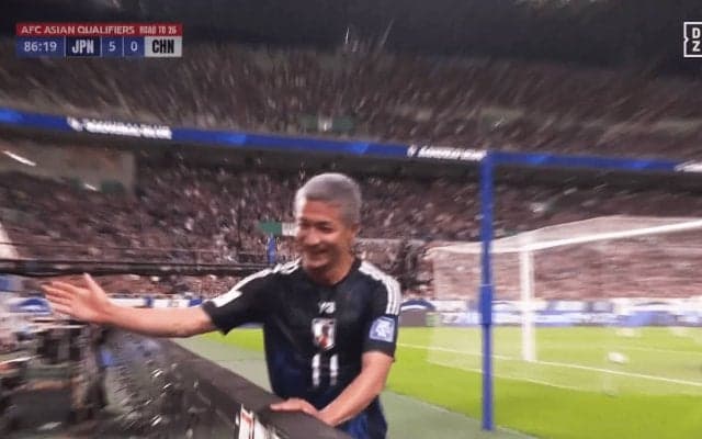 えっ、誰とハイタッチした？ 日本代表FWの“珍セレブレーション”にファン注目！「槙野さんそこにいたんかいw」「現役さながらのポジショニング」
