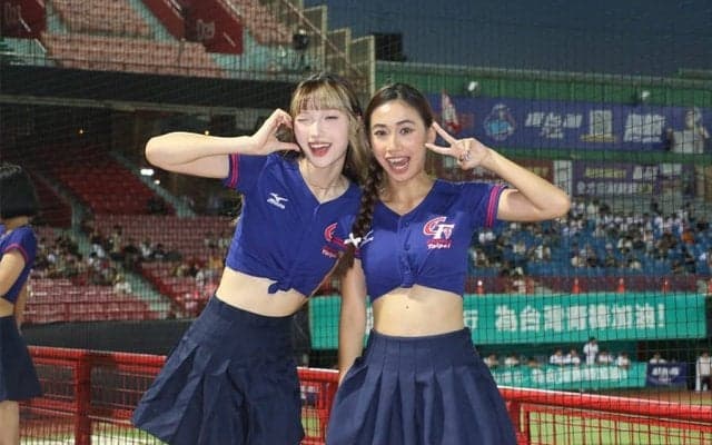 へそ出し＆ミニスカート姿でダンス…夜空に映える台湾チア　“熱烈応援”で球場魅了