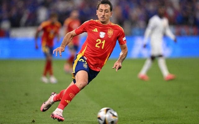 ソシエダに痛手…左足首に重度の捻挫を負ったオヤルサバルがスペイン代表を離脱、松葉杖姿でスタジアムを後に