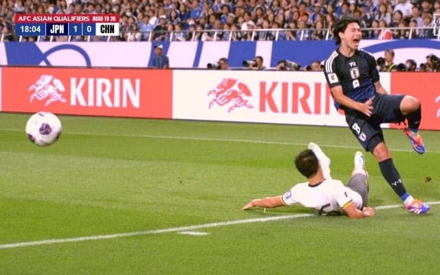 あわや大怪我の危険プレー！南野拓実 “足裏タックル” 直撃で足首グニャリ「大丈夫か」転倒悶絶も即復活でファン安堵「無事でよかった」