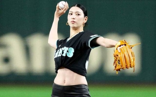 28歳の超絶美女が東京Dに登場…ヘソ出し＆ピタパンの衝撃“黒コーデ”　魅惑の笑顔に歓声