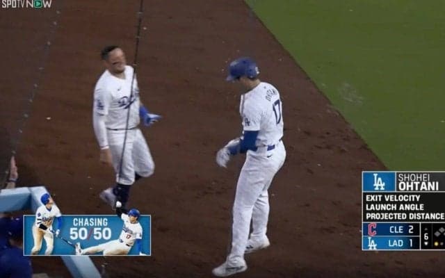 何やってんだ？ 大谷翔平が“謎の動き” 豪快アーチ後に喜びすぎて様子がおかしくなる「飛んでるな」