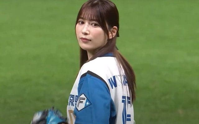 人気タレントが“初成功”報告　ショーパンでの1球が「マジで美人」…ポニテゆらりに歓喜