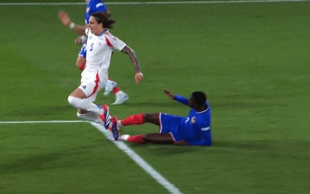 格闘ゲームかよ！ 予期せぬ大回転キックを食らい悶絶…「完全に貰い事故」「可哀想すぎるって」イタリア代表DFを悲劇が襲った瞬間