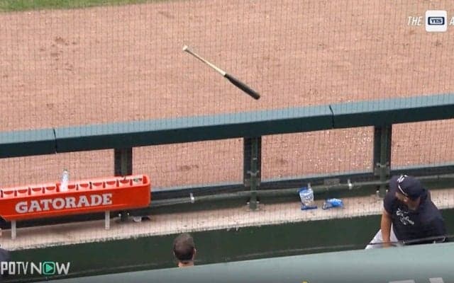 衝撃映像… すっぽ抜けたバットが「怖すぎ」 ヤンキースベンチを直撃する“想定外のハプニング”