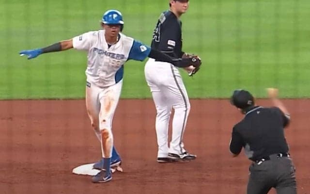 新庄監督は唖然…解説興奮「スーパープレー」　衝撃の“中ゴロ”が「これ騙されるわ」