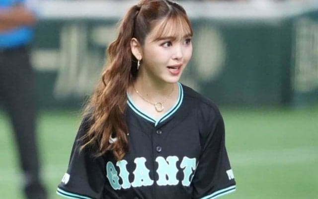 人気モデルが「ティファニーユニ」でコロコロ投球に“涙”　へそ出しスタイルで魅了