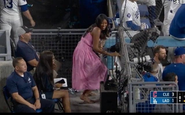 何が起きた？ 大谷翔平の打席で女性リポーターに“珍ハプニング”　びしょ濡れに続く… 巻き込まれ“災難”に「大変だなw」