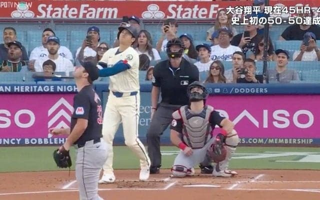 大谷翔平、特大飛球が「どこいった？」 一瞬でスタンドイン… ファンの“度肝を抜く”豪快スイングに「笑っちゃう」