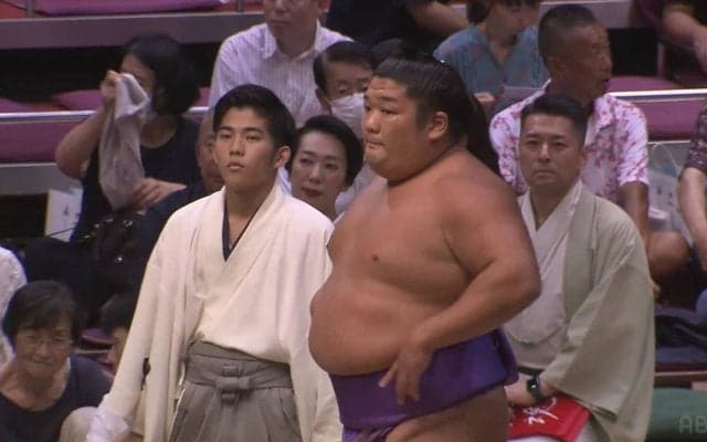 あまり見たことがない…尊富士の斬新すぎる化粧まわしに反響「かっこいいね！」「クールだ」