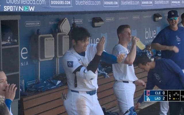 大谷翔平、特大46号アーチを放ち“謎の動き”…審判レビューも気にせずベンチで大はしゃぎの一部始終「なんかやってるw」