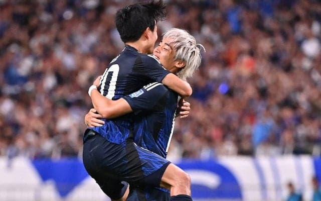 「純也くん、おめでとう！」久保建英、カメラ目線でサムズアップ！「メッセージ熱すぎ」「こういうところ大好き」伊東純也への気遣いが大反響