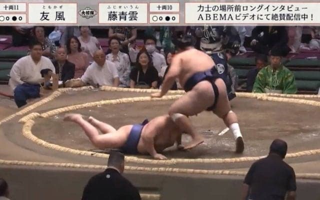 「なんだなんだ」「え？なんでこけた」勝った力士が突如ゴロンと回転 突然の出来事に困惑の声