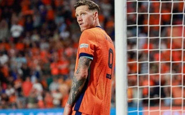 クーマン監督も収まりそうにないと見るや肩をポン…オランダ代表の練習中にヴェグホルストvsティンバー