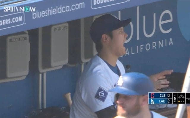 大谷翔平、特大アーチでテンションがおかしくなる…ホームラン認定で“脱力バンザイ”→得意の変顔“ガオー！”の一部始終