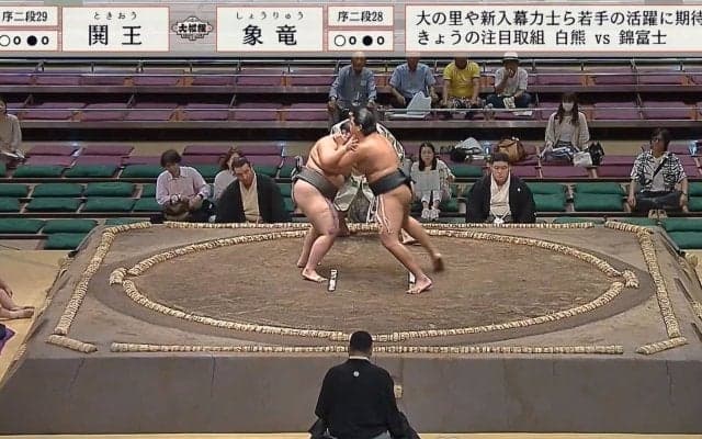 たった2発の衝撃…19歳の“規格外”序二段力士が“余裕”の突き出し 体重147キロ力士を相手にせず「これは強い」驚きの声も