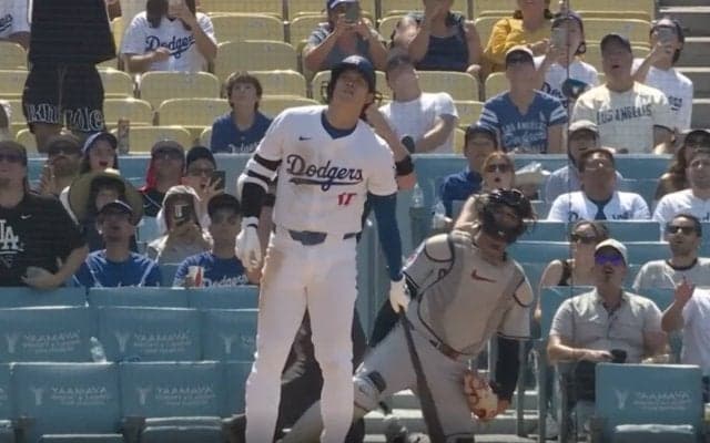 大谷翔平、確信歩き→バット投げが「芸術的すぎ」 高い軌道の5階席“超特大弾”に「どこまで飛んだ？」