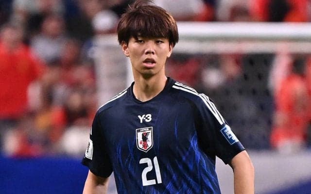 「高井くんが可愛すぎる」日本代表最年少DF、誕生日サプライズでハニカミ笑顔！ 久保建英は“ケーキ運びでミス”で爆笑ツッコミ