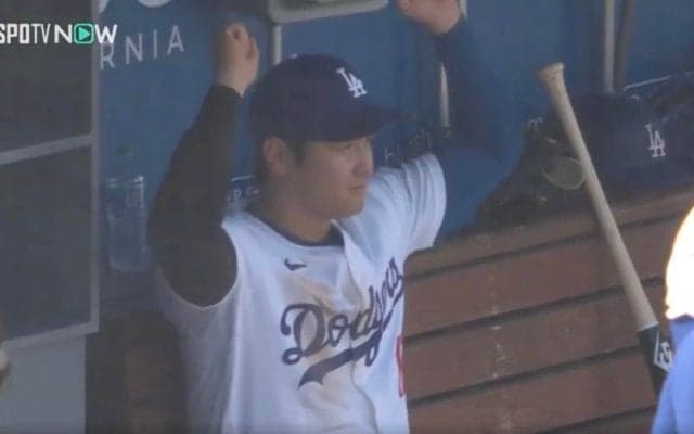 大谷翔平に何が起きた？ 特大アーチ後のベンチで“大暴れ” チームメイトも爆笑…「めっちゃ楽しそう」「テンションw」