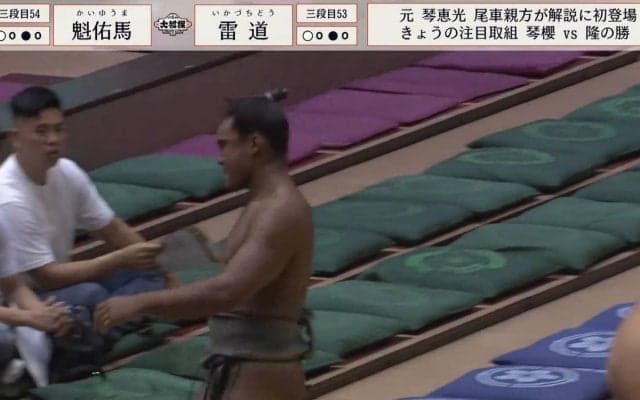“バキバキ筋肉ボディ”19歳力士の身体能力がエゲツない 土俵下に落下も「倒れない」「相撲のスタイルもイケメン」館内どよめき