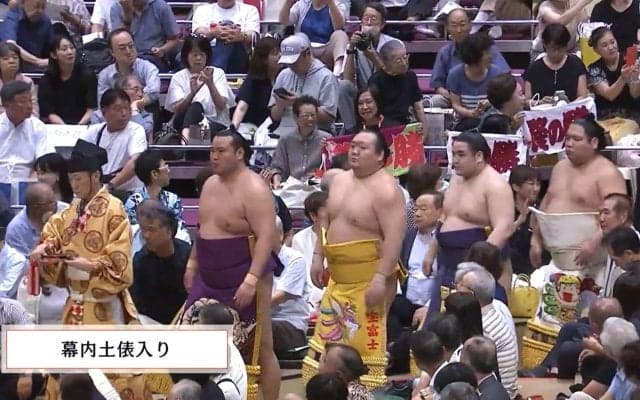 力士の化粧まわしに「バッキバキ」の力士…？ 数ある中でも異彩放つド迫力