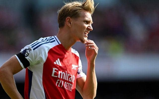 松葉杖姿でチャーター機に乗り込む…足首負傷のウーデゴールは重傷の可能性でダービー、CL、シティ戦と不在か