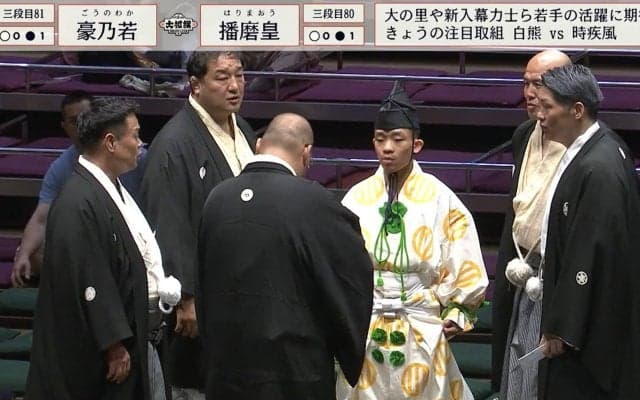 若手行司の顔に“異変”が発生 物言い協議中に浮かべた表情が話題 難しい軍配での微笑ましい一コマ