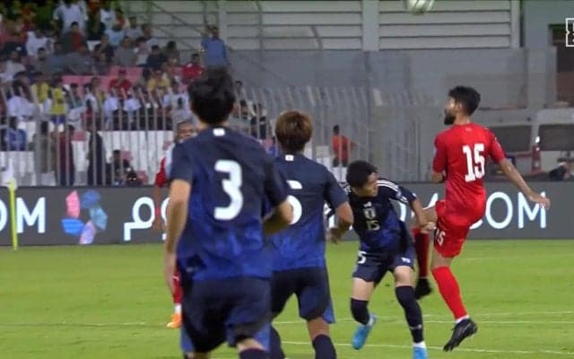 鎌田大地、ラフプレーに怒りのフェイスオフ「荒すぎだろ」背後からタイキックを喰らって悶絶転倒の瞬間「蹴ってたぞ」