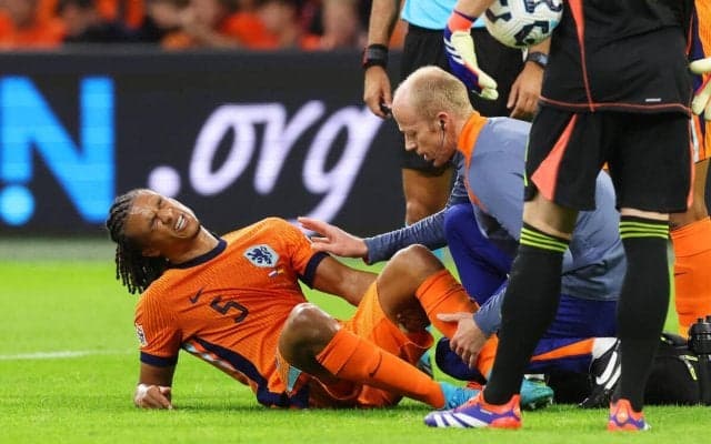 ドイツ戦で負傷交代のアケ、重傷で長期離脱か