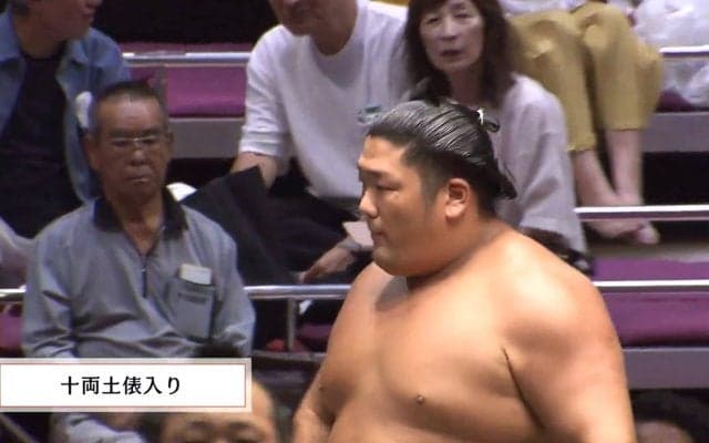 尊富士の“珍しい”化粧まわしにどよめき「目細めてみると文字が？」「何か書いてあるのかな…」さまざまな憶測も