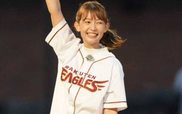 仙台に現れたポニテ美女…豪快投球も“あちゃー”　照れ顔にファン興奮「めっちゃかわいい」