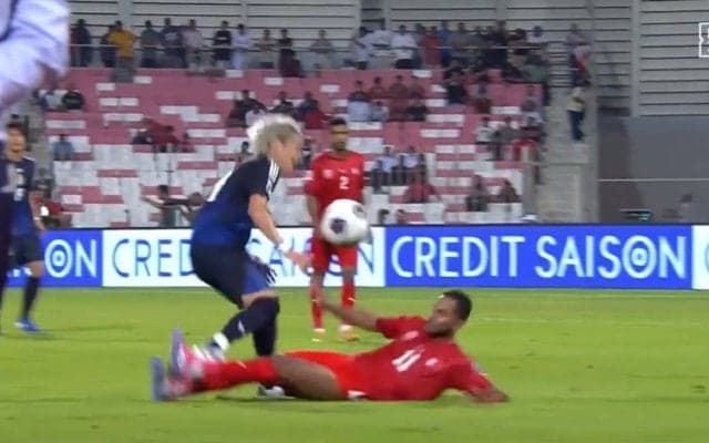 久保、遠藤も怒り心頭「退場だろ」伊東純也にあわや大怪我の危険スライディング→ カニばさみで追撃する悪質ラフプレーに「怪我させにきてるやん」