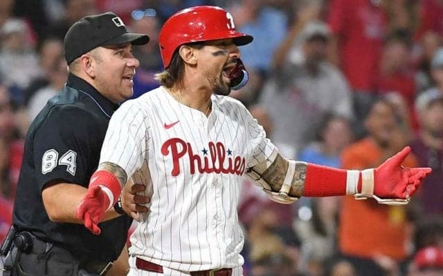 “ブチギレ”大乱闘勃発「退場になるべき」　死球にファンも憤慨「報復？」