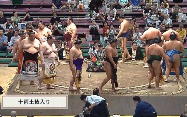 力士の「ペアルックかわいい」愛溢れるおそろいの化粧まわしで登場 “なかよし”な姿に歓喜の声