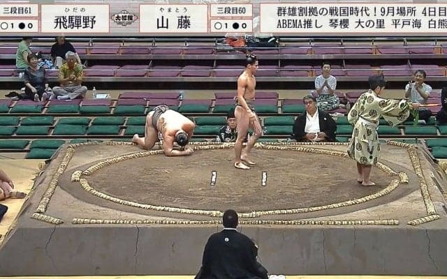 「肋骨見える力士なかなかいない」一般人体型の“極細”マッチョ力士は勝ち姿もイケメン！ 体重2倍ほどの巨漢を衝撃の投げ技で撃破…館内どよめき