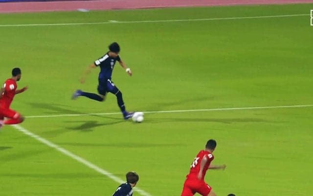 三笘薫の「完璧すぎるファーストタッチ」が必見！ 右足アウトサイドの柔らかいトラップは教本に乗せたいレベルだ