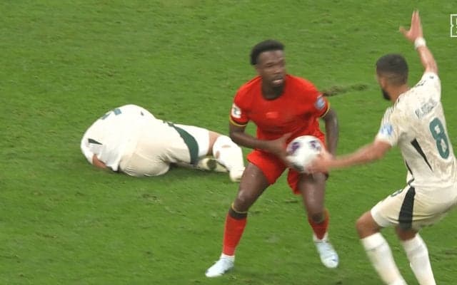 「こいつら何やってんの」中国代表の珍シーンが話題沸騰　ボールを抱えてフェイント突破→小競り合いから一触即発のフェイスオフ「別スポーツすぎておもろい」