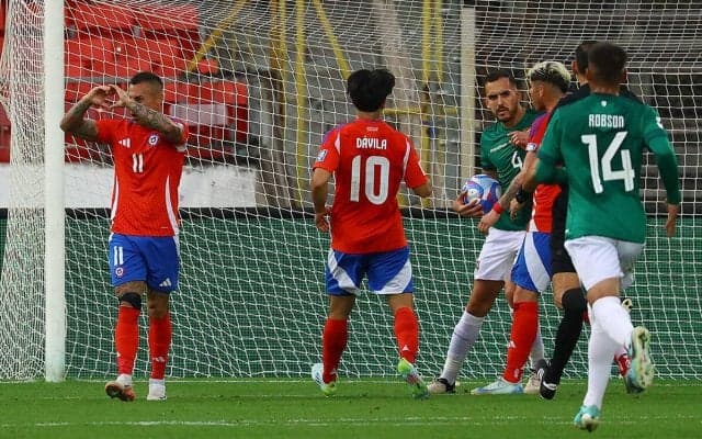 「不誠実だ」「ゴールは正当だろう」GKの負傷もプレー止めず…W杯南米予選で賛否両論の同点弾「ごまかしの可能性もあった」