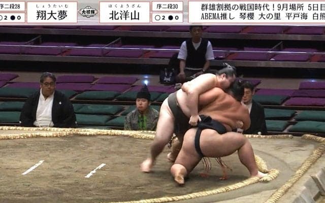 「わぁ…」静まり返る館内 膝から不自然に崩れ落ちた力士…無事に安堵も「ひざ危ない」「危ないこけ方」ファンはドキドキ