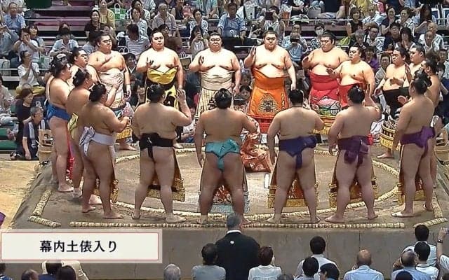 力士本人に“そっくり”な化粧まわしにファン騒然 土俵入りでの思わぬ一コマにざわめき