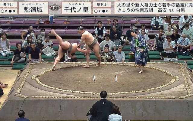 力士の足が「シェー！」あまり見たことない…予想外のコミカルな動きに「勝った人の足w」「なにかわいい」ファンどよめき