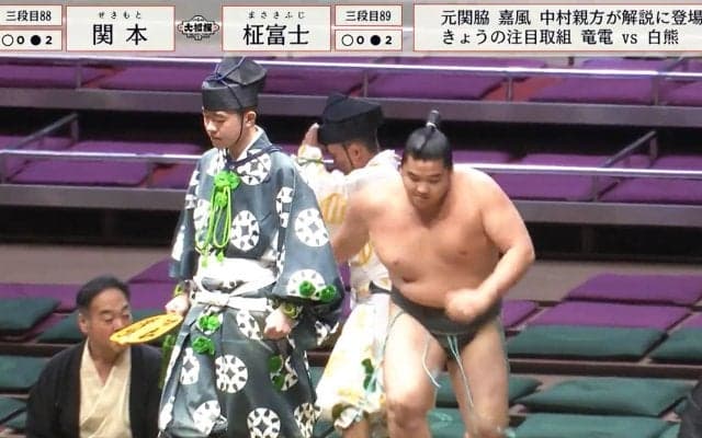 あぶない！ 行司の頭上を力士が…あわやの事態に館内どよめき 「エグい被弾」ファンひやり