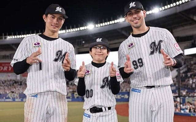 ロッテの“特別入団選手”が始球式　吉井監督も笑顔…豪華投手陣に背中を押され大役