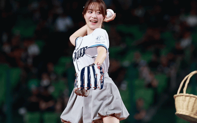 森香澄がセレモニアルピッチ　ふんわりスカート＆ポニテ姿…ツーバン投球に笑顔