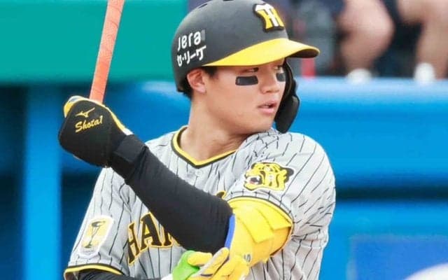 阪神・森下が左肩死球に苦悶　甲子園騒然、岡田監督は心配げ…出場続行に拍手