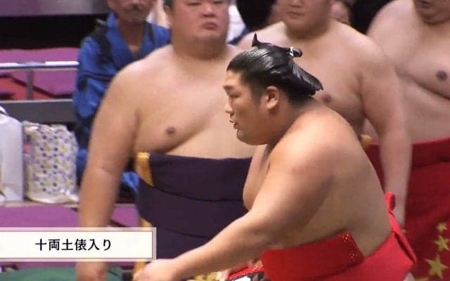 尊富士の化粧まわしが…「こっちも素敵」「配色渋い」心機一転にも好意的な声